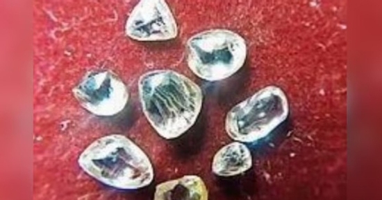Nữ công nhân nghèo bất ngờ đổi đời sau khi tìm thấy 8 viên kim cương