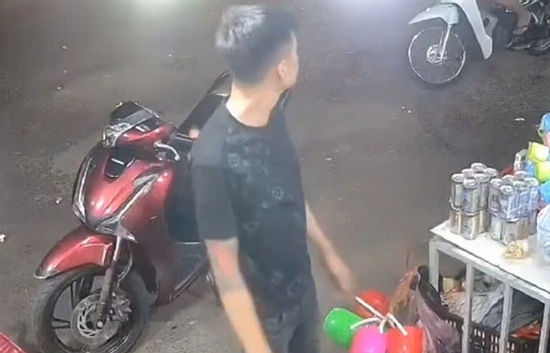 Tranh cãi vì giá mì tôm, gã đàn ông xăm trổ đạp người phụ nữ mang thai 4 tháng