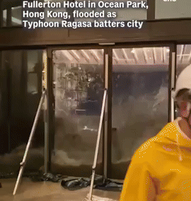 CLIP: Nước biển tràn vào sảnh khách sạn Hồng Kông - Trung Quốc, siêu bão Ragasa nối dài vệt tàn phá