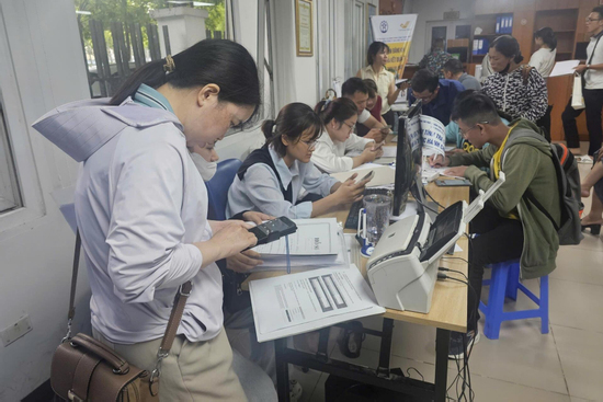 Bị lừa mất tiền, người mua nhà ở xã hội vẫn nghĩ ‘cò’ đã giúp mình