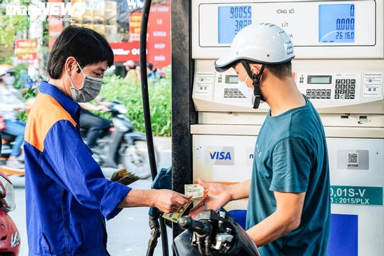 Chiều nay, giá xăng dự báo giảm, giá dầu tăng