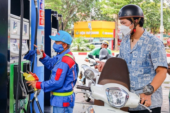 Giá xăng giảm hơn 400 đồng/lít