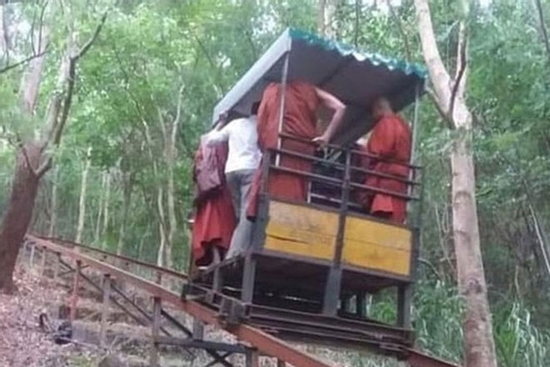 Xe cáp rơi xuống sườn núi, bảy nhà sư thiệt mạng