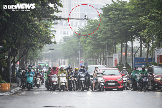 Hình ảnh giao thông khác lạ trên tuyến đường có camera AI giám sát