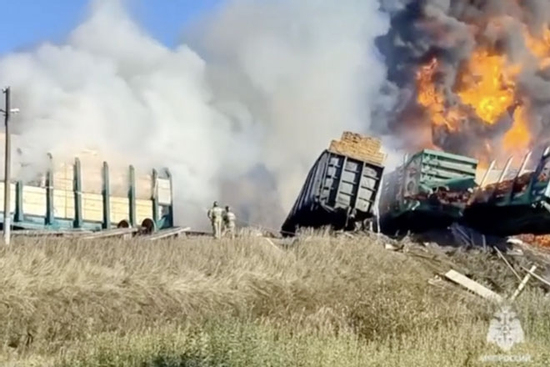 Khoảnh khắc tàu hoả trật bánh gây ra hoả hoạn lớn tại Nga