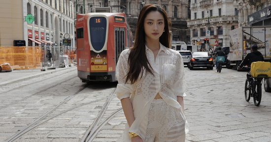 Lương Thùy Linh diện cả cây đồ hiệu Fendi nổi bật tại Milan