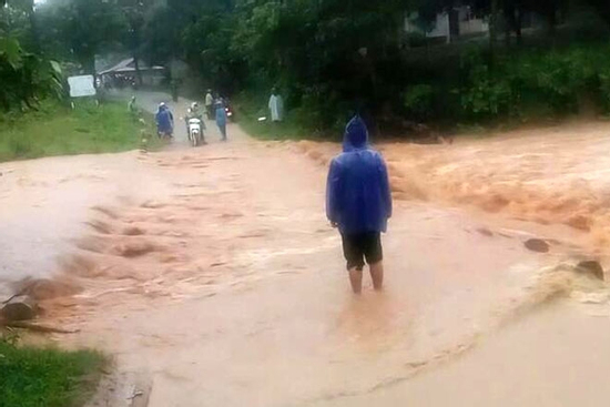 Bão Bualoi giật cấp 15 di chuyển nhanh hiếm thấy, miền Trung căng mình ứng phó