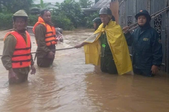 Mưa như trút nước, đường phố Huế và Quảng Trị thành sông