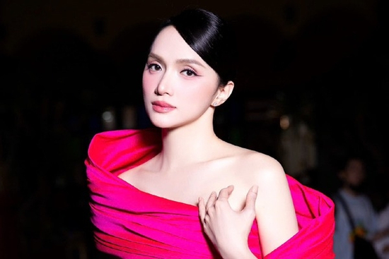 Mỹ nhân chuyển giới Việt Nam đầu tiên thi Miss Universe: Đời thực gây choáng với làn da mọng nước, trắng mịn