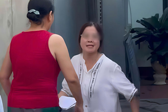 Nữ tài xế ngang nhiên đỗ ô tô chặn lối đi, tục tĩu hết sức thách thức chính quyền