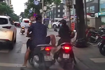 Xác minh kẻ đi xe máy không đội mũ bảo hiểm, cố tình ‘húc’ vào xe một phụ nữ