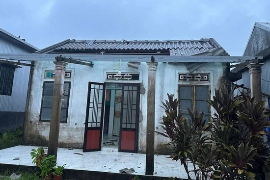 Bão Bualoi chưa đổ bộ, lốc xoáy đã cuốn bay hơn 70 mái nhà ở Huế
