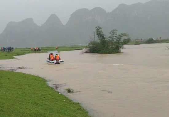 Cùng mẹ đưa trâu đi tránh lũ, nam sinh 16 tuổi bị lũ cuốn mất tích