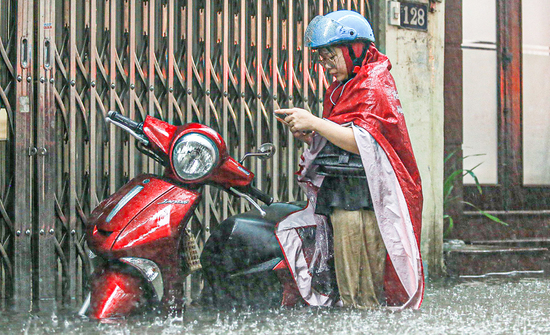 Hà Nội cao điểm mưa lớn đêm nay và rạng sáng mai, nguy cơ ngập úng ngày đầu tuần