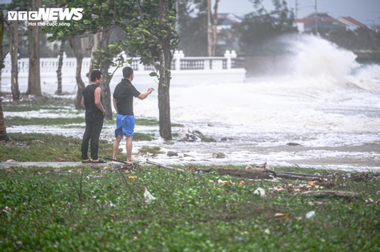 Nghệ An: Sóng cao 3m dữ dội trước bão, nhiều người vẫn liều lĩnh ra kè ngắm biển