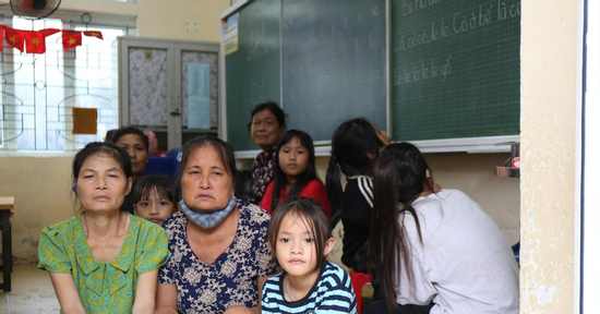 Rời nhà từ sáng sớm vì bão Bualoi, người dân Nghệ An than: 'Một tháng chạy bão đến 2 lần'