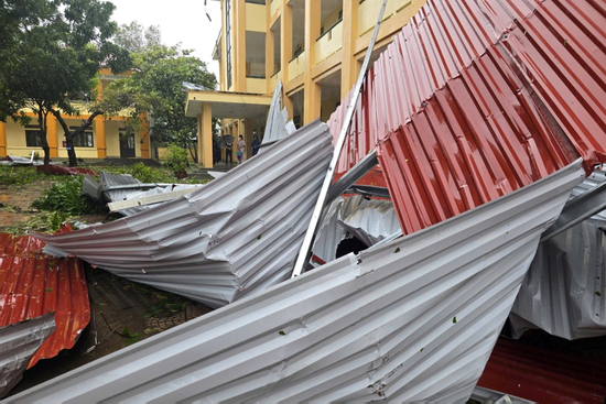 Bão số 10 Bualoi quần thảo miền Trung nhiều giờ, mái tôn bị vặn xoắn bay như giấy