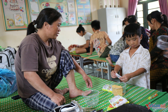 Bữa ăn tối nghẹn lòng ở nơi tránh bão