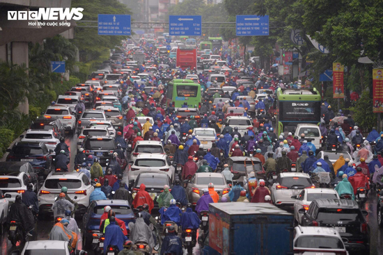 Đường phố Hà Nội kẹt cứng trong mưa bão Bualoi