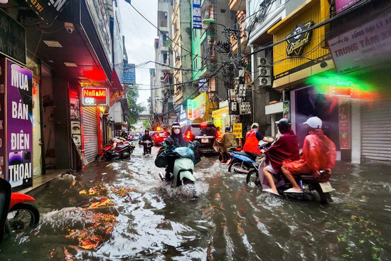 Hà Nội mưa xối xả, nhiều tuyến phố thành 'biển nước'
