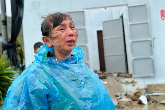 Hai trận bão trong 1 tháng, người dân Hà Tĩnh kiệt quệ, khóc nghẹn giữa căn nhà đổ nát