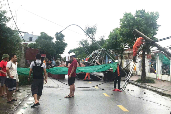 Khung cảnh đổ nát sau trận lốc xoáy càn quét 3 tỉnh thành miền Bắc