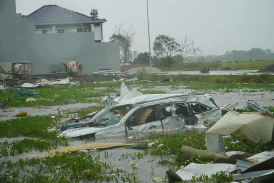Bão Bualoi gây giông lốc hất văng ô tô 7 chỗ xuống hồ, xe Maybach bị mái tôn đè biến dạng