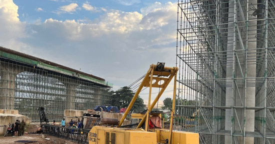 Cần cẩu bất ngờ đổ sập, đè lên 2 người đàn ông ở TPHCM