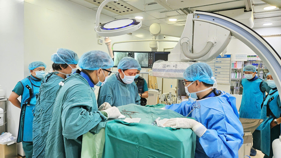 Đau bụng 3 tuần, đi khám phát hiện lồng ruột do khối u manh tràng