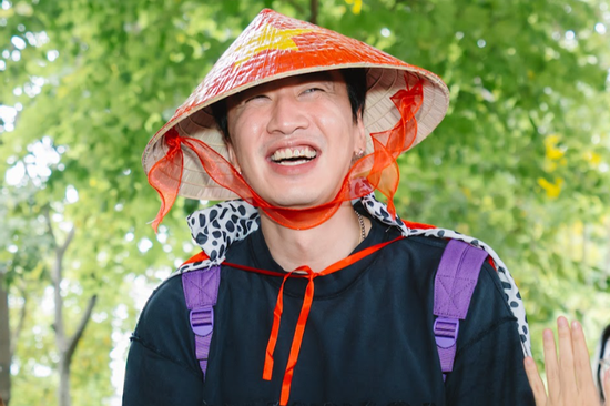 Lee Kwang Soo đội nón lá tới TPHCM