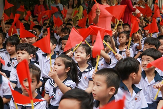 Nhiều trường không nhận hoa ngày khai giảng, mong đổi sang học bổng cho học sinh