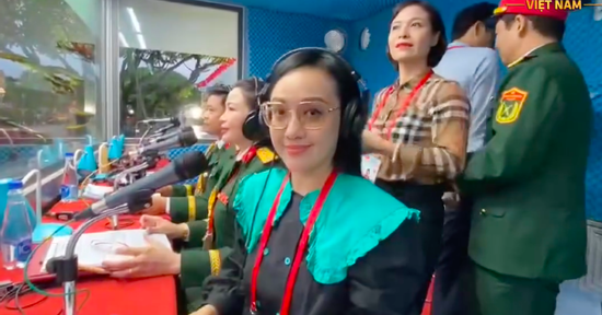 VTV tung video hậu trường của MC Hoài Anh và tổ thuyết minh 13 người sáng 2/9