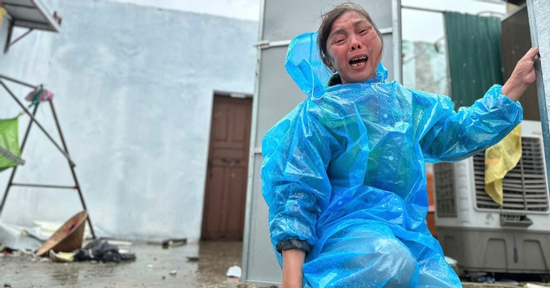 Một tháng, bão 'tháo nhà' 2 lần, người phụ nữ oà khóc giữa đống gạch vỡ, tôn rách