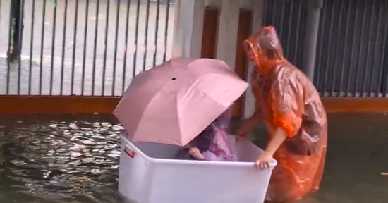 Phụ huynh ở Hà Nội mang thùng chậu, lội bì bõm đón con tan trường