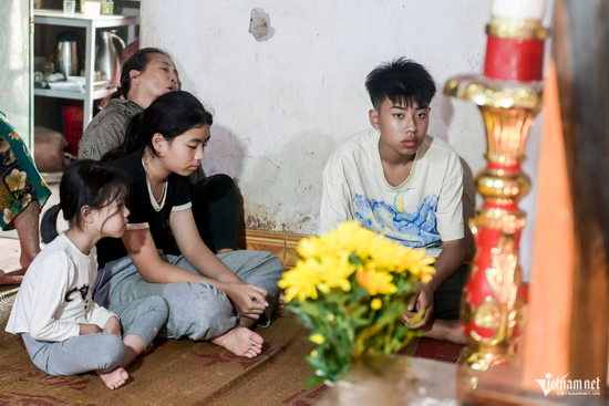 Sau lốc xoáy kinh hoàng ở Ninh Bình, thắt lòng 3 con thơ côi cút bên linh cữu mẹ