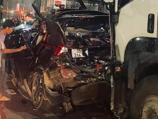 Ô tô 7 chỗ bị tông bẹp dúm khi chờ đèn đỏ, 3 người thương vong