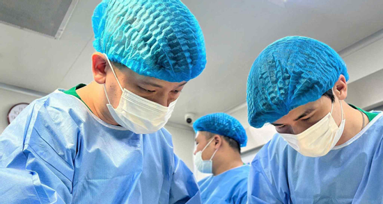 25 tuổi hoại tử bụng sau khi đụng dao kéo để có 'eo con kiến'