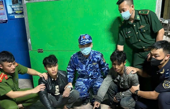 Bắt giữ 3 thanh thiếu niên vận chuyển 8.000 viên ma túy