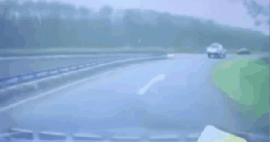 CLIP: CSGT Gia Lai dẹp đường, đưa bé 4 tuổi bị rắn cắn đi cấp cứu
