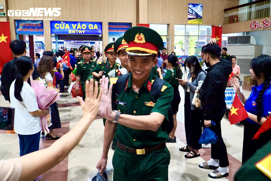Đoàn chiến sĩ hoàn thành nhiệm vụ A80 trở về TP.HCM trong vòng tay người dân