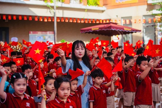 Lần đầu tiên 26 triệu học sinh, sinh viên đồng loạt hát Quốc ca đón năm học mới