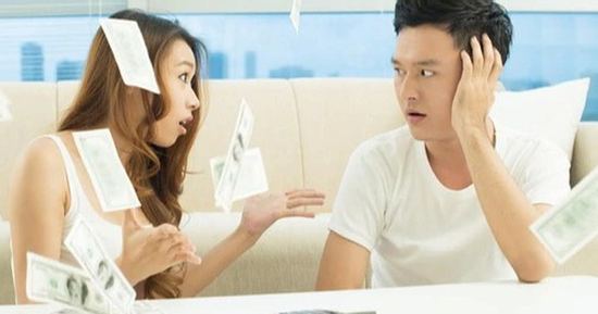 Ngày đêm 'cày cuốc' trả nợ, vợ nói 1 câu khiến chồng chết sững