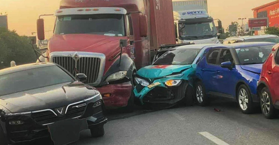 Clip xe container bất ngờ tông hàng loạt ô tô con trên cầu vượt ở Hà Nội