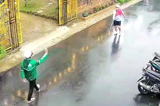 Danh tính nữ cán bộ phường chặn đánh người giữa đường, camera ghi lại toàn bộ vụ việc