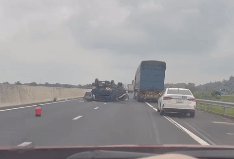 Xe tải 'ngửa bụng' trên cao tốc, tài xế bò ra ngoài thoát thân