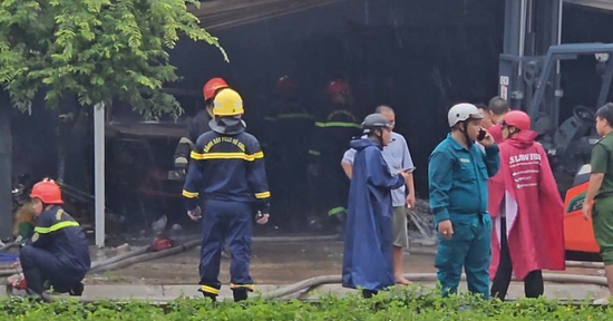 Cháy kho hàng ở TPHCM, khói đen bốc cao hàng chục mét