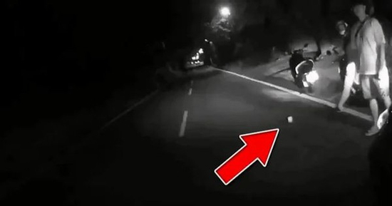 Đang đi xe máy, người phụ nữ sốc nặng khi phát hiện xấp tiền mặt giữa đường