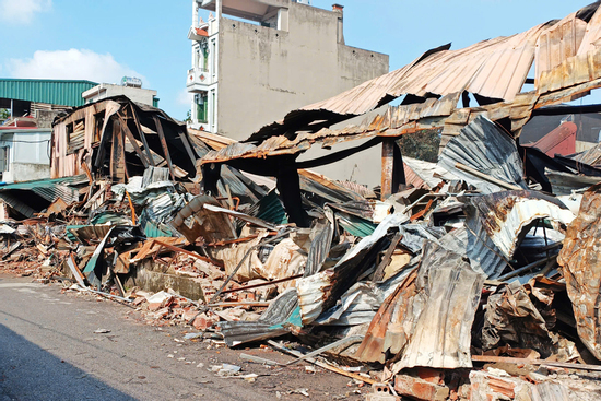 Khung cảnh tan hoang sau vụ cháy xưởng sản xuất ô gần cầu Đuống, Hà Nội