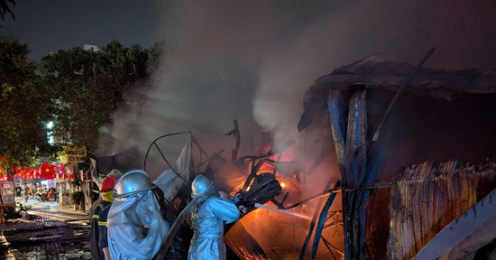 Cháy dữ dội dãy cửa hàng kinh doanh ở Hà Nội, gần 50 cảnh sát căng mình dập lửa