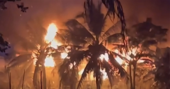 Ba căn nhà cháy rực lửa sau khi người phụ nữ thắp hương rồi rời đi